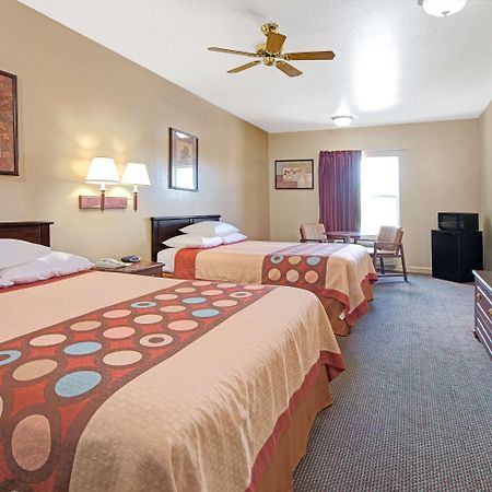 Super 8 By Wyndham St. Louis Airport Hotel Woodson Terrace Exterior photo