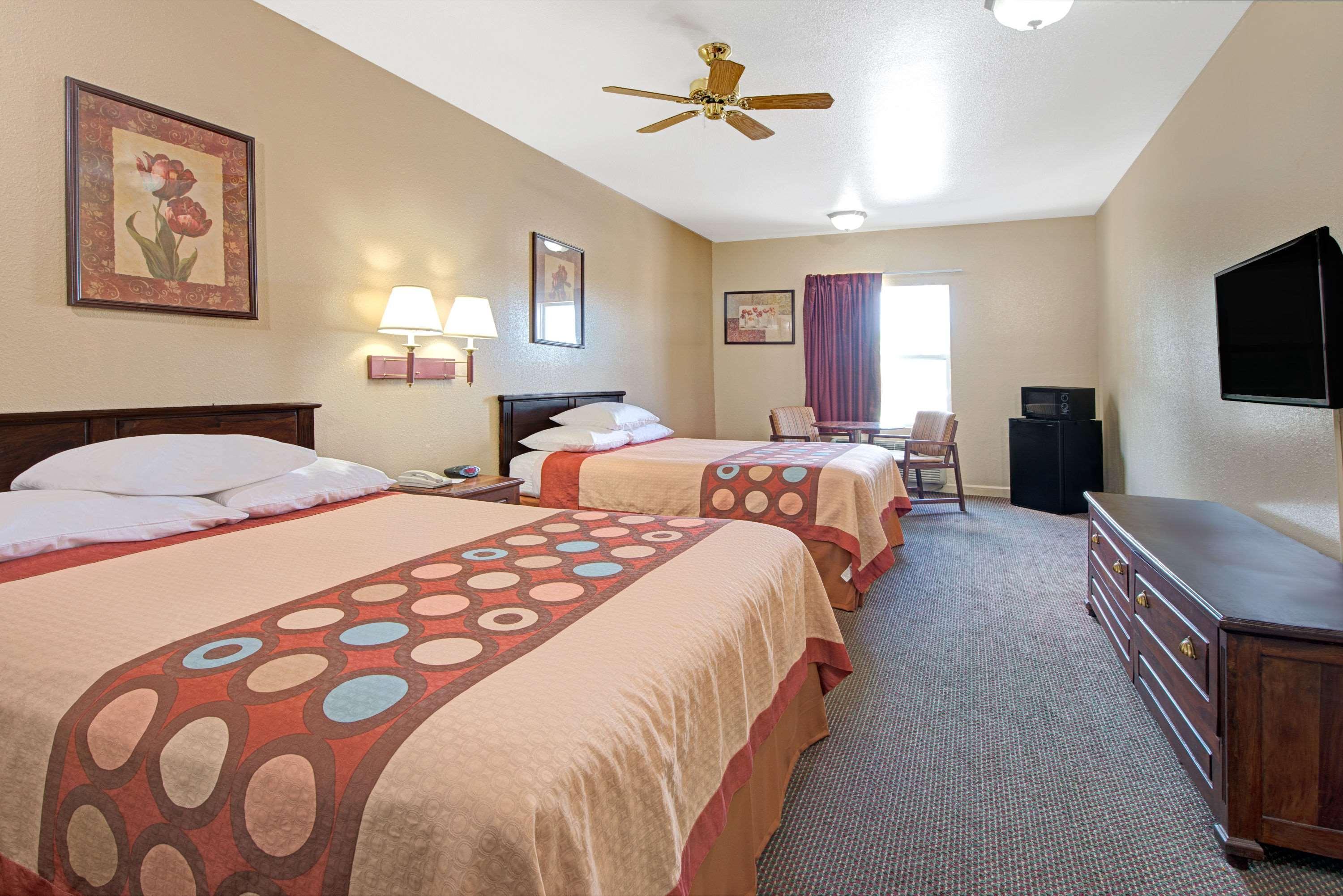 Super 8 By Wyndham St. Louis Airport Hotel Woodson Terrace Exterior photo