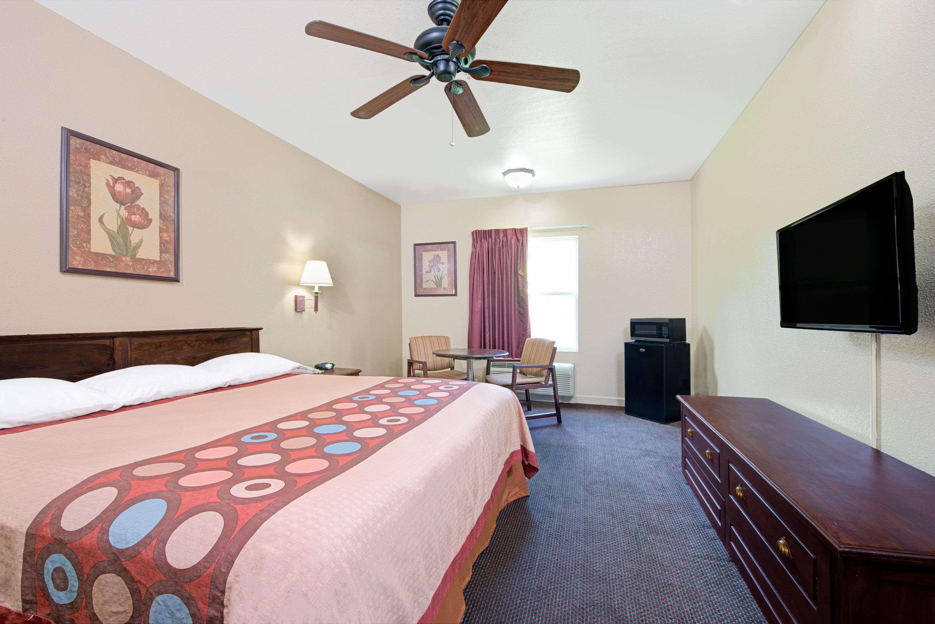Super 8 By Wyndham St. Louis Airport Hotel Woodson Terrace Exterior photo