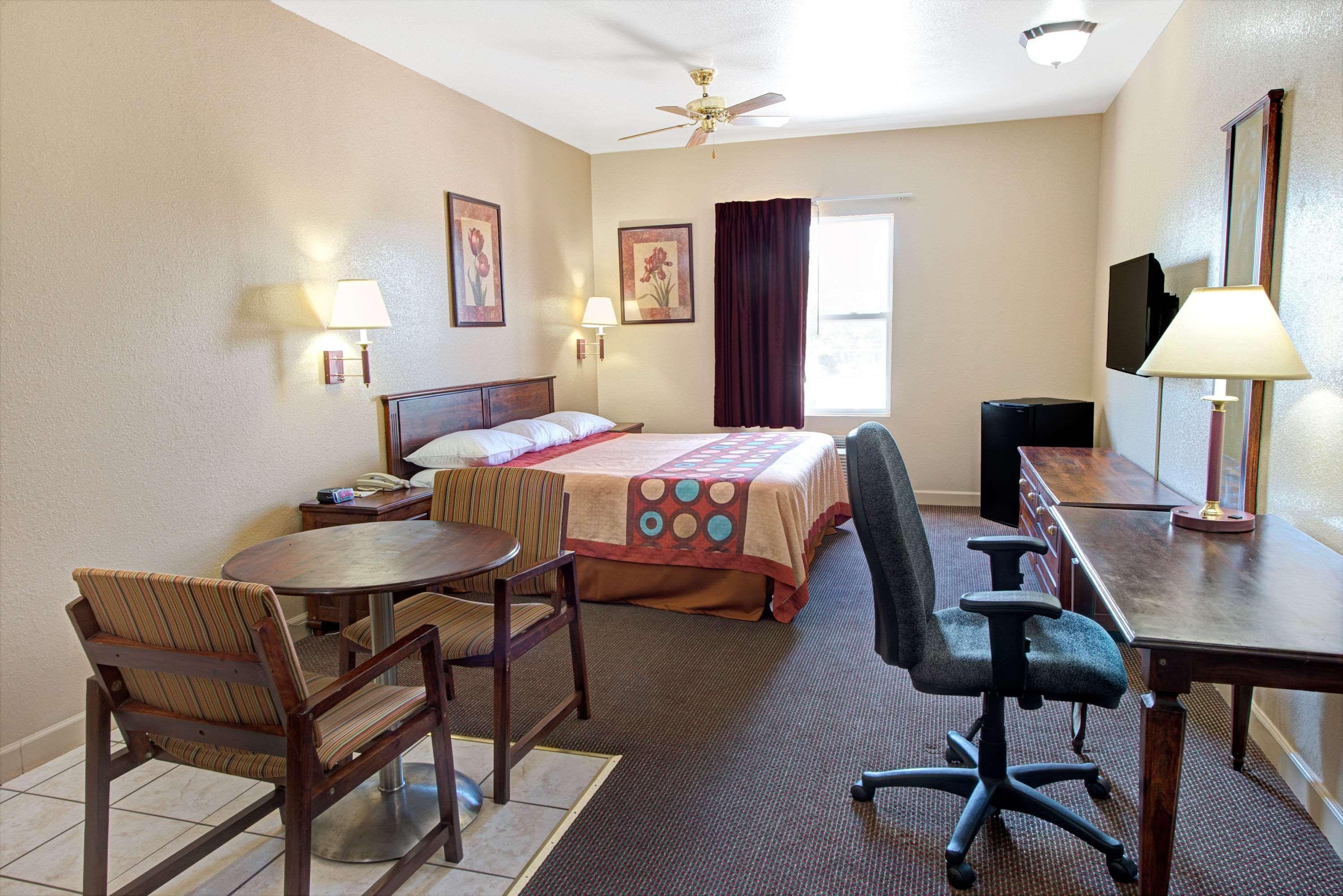 Super 8 By Wyndham St. Louis Airport Hotel Woodson Terrace Exterior photo